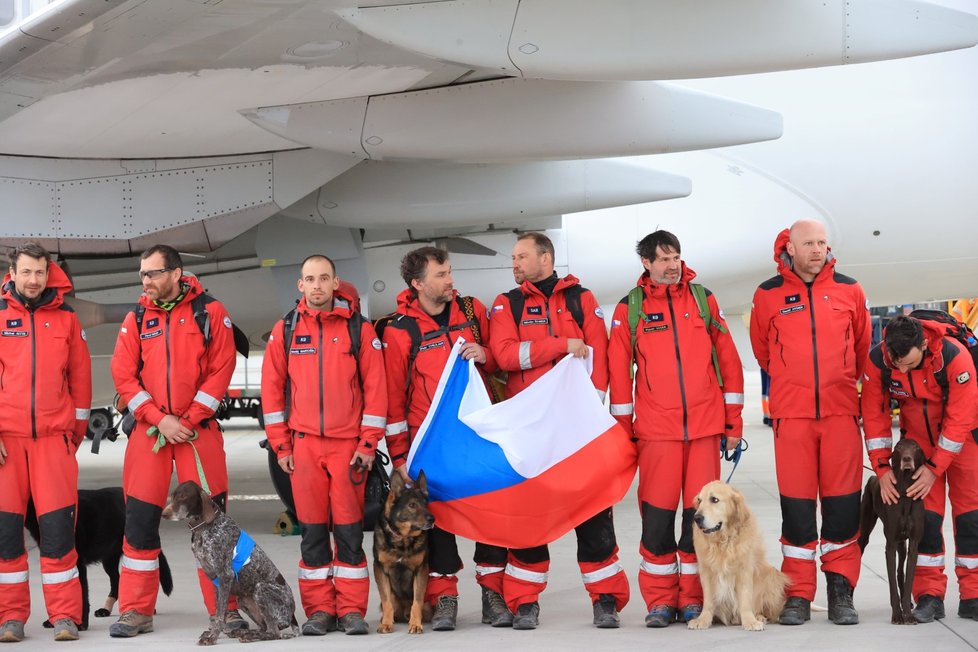 Přípravy na přílet českého USAR týmu, který v Turecku pomáhal s vyhledáváním a vyprošťováním lidí ze sutin po zemětřesení. (17. 2. 2023)