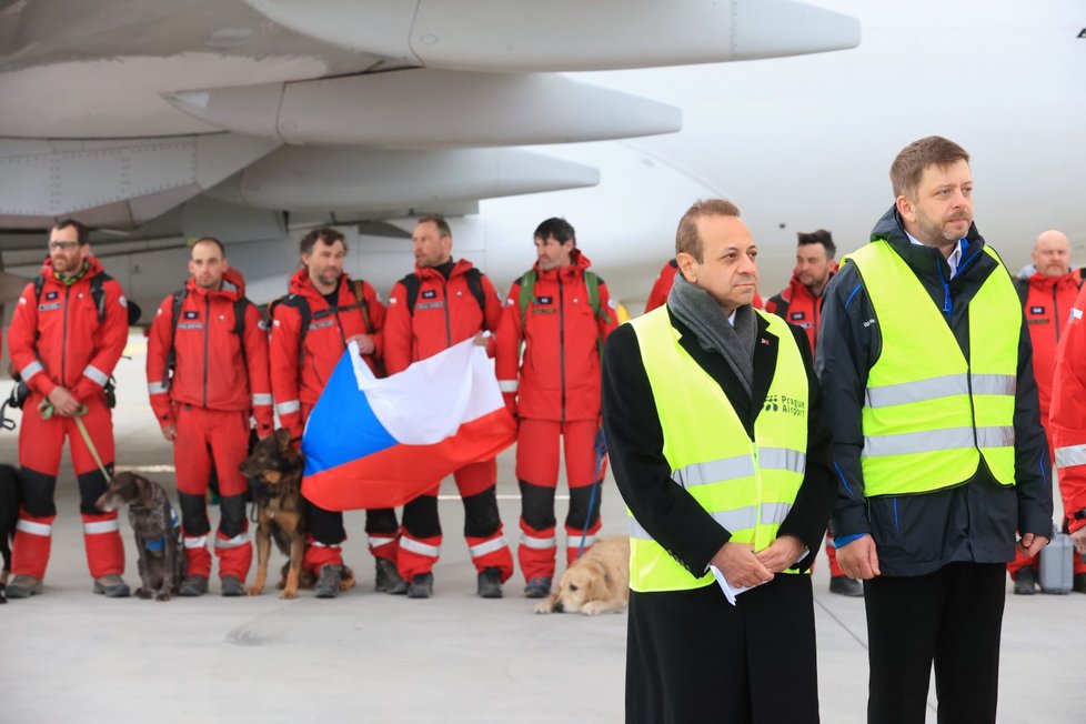 Přílet českého USAR týmu, který v Turecku pomáhal s vyhledáváním a vyprošťováním lidí ze sutin po zemětřesení. (17. 2. 2023)