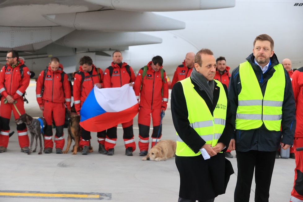 Přílet českého USAR týmu, který v Turecku pomáhal s vyhledáváním a vyprošťováním lidí ze sutin po zemětřesení. (17. 2. 2023)