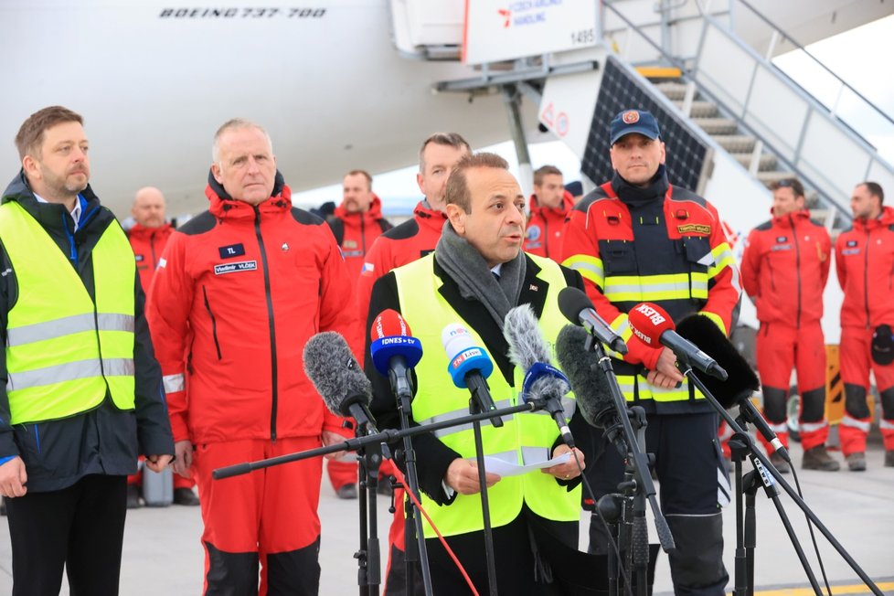 Přílet českého USAR týmu, který v Turecku pomáhal s vyhledáváním a vyprošťováním lidí ze sutin po zemětřesení. (17. 2. 2023)