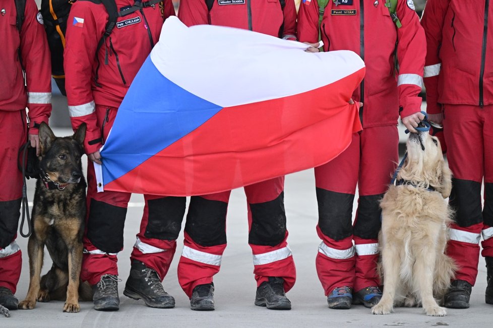 Přípravy na přílet českého USAR týmu, který v Turecku pomáhal s vyhledáváním a vyprošťováním lidí ze sutin po zemětřesení. (17. 2. 2023)