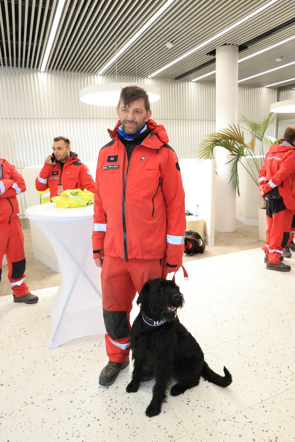Přípravy na přílet českého USAR týmu, který v Turecku pomáhal s vyhledáváním a vyprošťováním lidí ze sutin po zemětřesení. (17. 2. 2023)