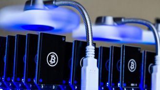 Kurz bitcoinu padá, úřady zamítly vznik prvního burzovně obchodovaného fondu
