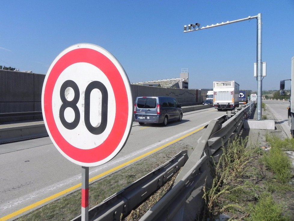 Řidiči jezdí v tunelu na D8 až 200 km/h