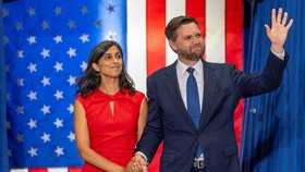 Senátor JD Vance a jeho manželka Usha v republikánské kampani (červenec 2024).