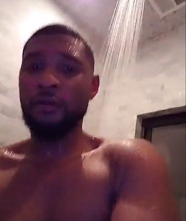 Usher se rád sprchuje. A musel se tím pochlubit veřejnosti.