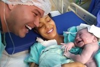 Měsíc mluvil k bříšku těhotné partnerky. Neuvěříte, co se stalo po porodu!