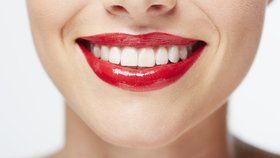 Zářivě bílé zuby: 5 triků, které by vás nikdy nenapadly