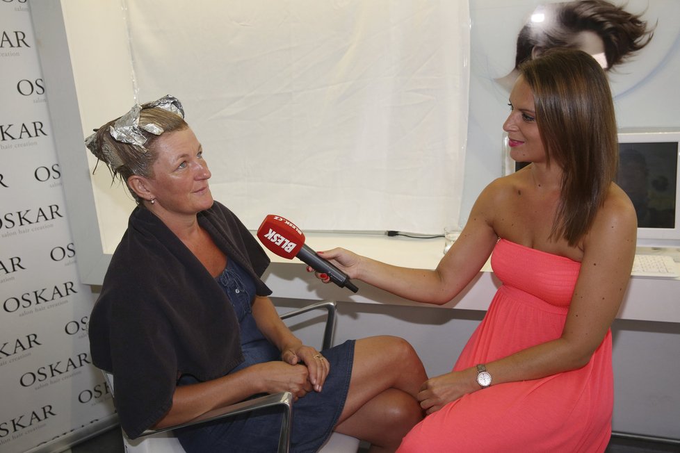 Marie při rozhovoru s reportérkou Terezou Kühnelovou