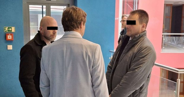 Oba strážníci odešli od soudo s pokutou a zákazem výkonu povolání na 2 roky.