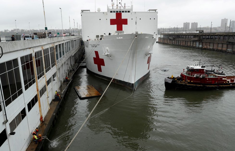 Americká nemocniční loď USNS Comfort opouští břehy města New York.