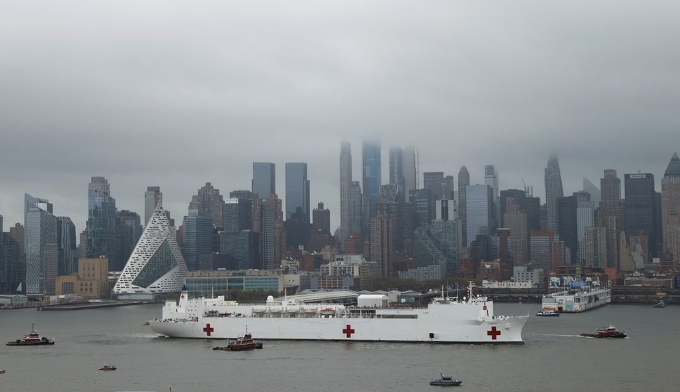 Americká nemocniční loď USNS Comfort opouští břehy města New York.