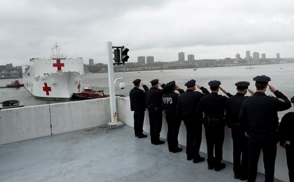 Americká nemocniční loď USNS Comfort opouští břehy města New York.