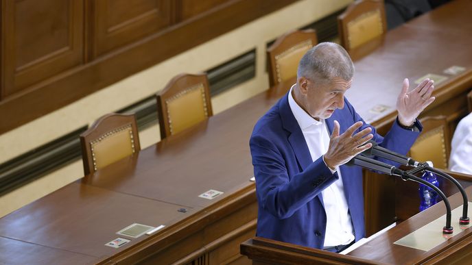 Andrej Babiš řeční při projednávání úsporného balíčku ve Sněmovně