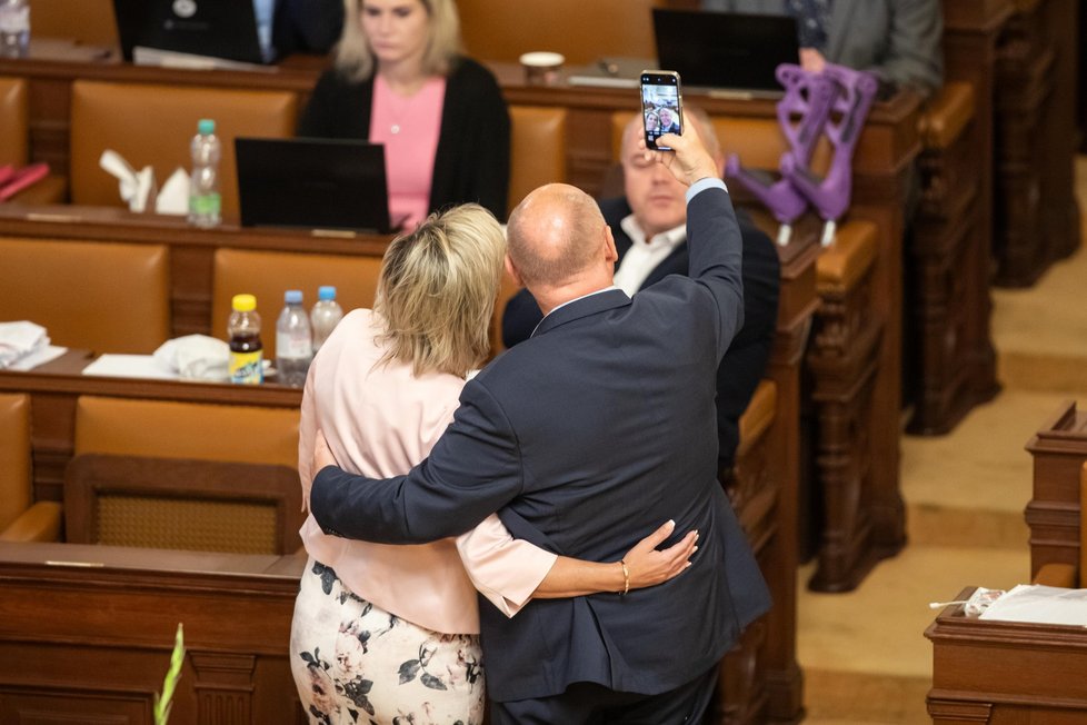 Projednávání úsporného balíčku ve Sněmovně: Selfie poslanců ANO (7.9.2023)