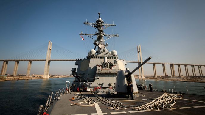 Americký torpédoborec USS Carney v Suezském průplavu