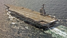 Největší letadlová loď Gerald R. Ford nosí víceúčelové F/A-18E/F (2017).