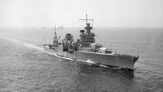 Křižník USS Indianapolis byl zasažen dvěma torpédy z japonské ponorky I-58. V okamžiku útoku bylo na palubě 1196 námořníků.