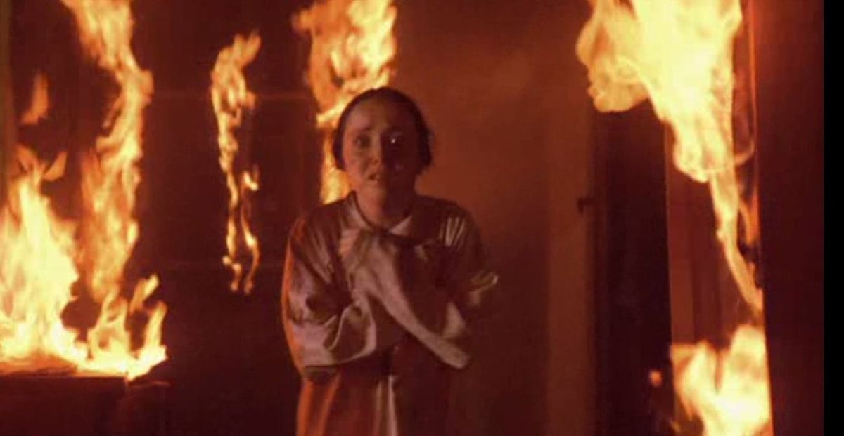 Z filmu: Požárníci přijíždějí pozdě, záchrana dívek vázne a během apokalypsy umírá řada chorých chovankyň.