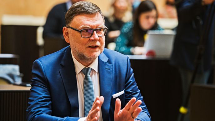 Ministr financí Zbyněk Stanjura u Ústavního soudu. (24.1.2024)