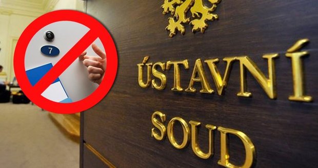 Ústavní soud podpořil boj proti „šmejdům“. Obce mohou zakázat podomní prodej