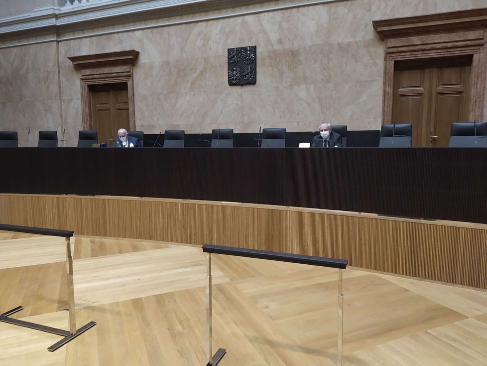 Ústavní soud v čele s Pavlem Rychetským změnil část volebního zákona.