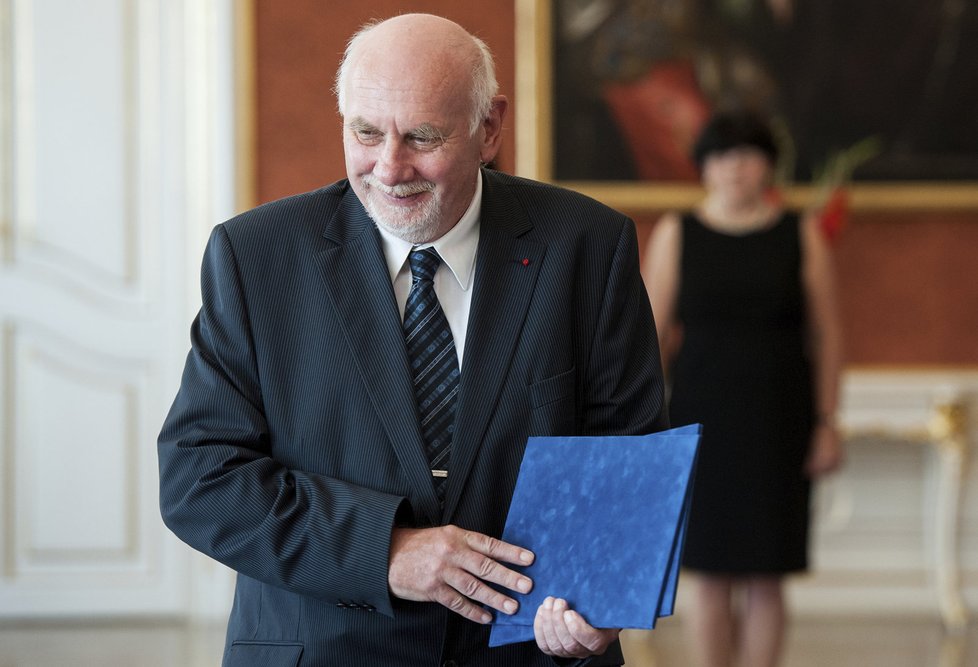 Předseda Ústavního soudu Pavel Rychetský byl znovu jmenován 7. srpna 2013.