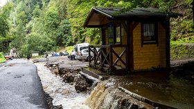 Poničené parkoviště po silných deštích nad vstupem do soutěsek v Hřensku na Děčínsku (18. 7. 2021)