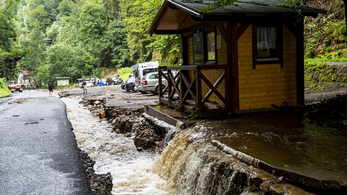 Poničené parkoviště po silných deštích nad vstupem do soutěsek v Hřensku na Děčínsku (18.7.2021)