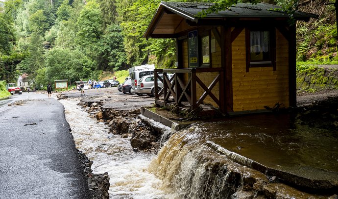 Bleskové povodně na severu Čech. Místní sčítají škody, poškozené jsou silnice i mosty