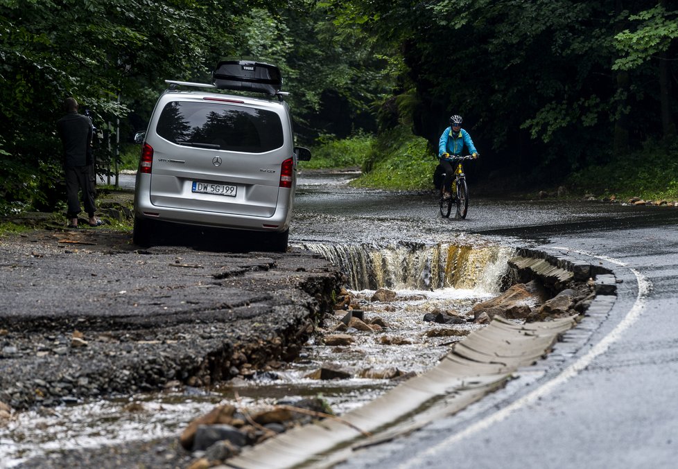 Poničené parkoviště po silných deštích nad vstupem do soutěsek v Hřensku na Děčínsku (18. 7. 2021)