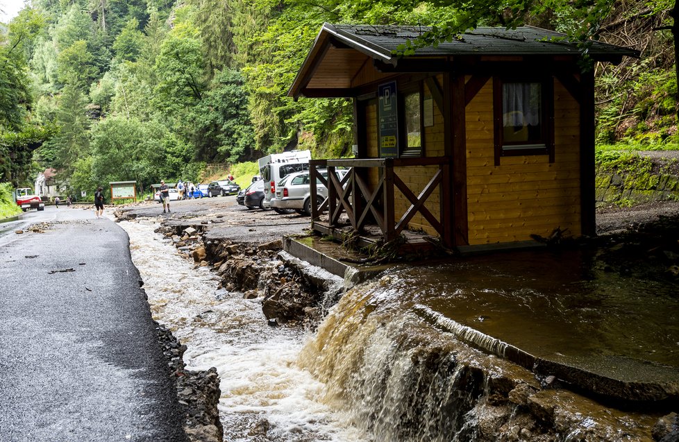 Poničené parkoviště po silných deštích nad vstupem do soutěsek v Hřensku na Děčínsku (18.7.2021)