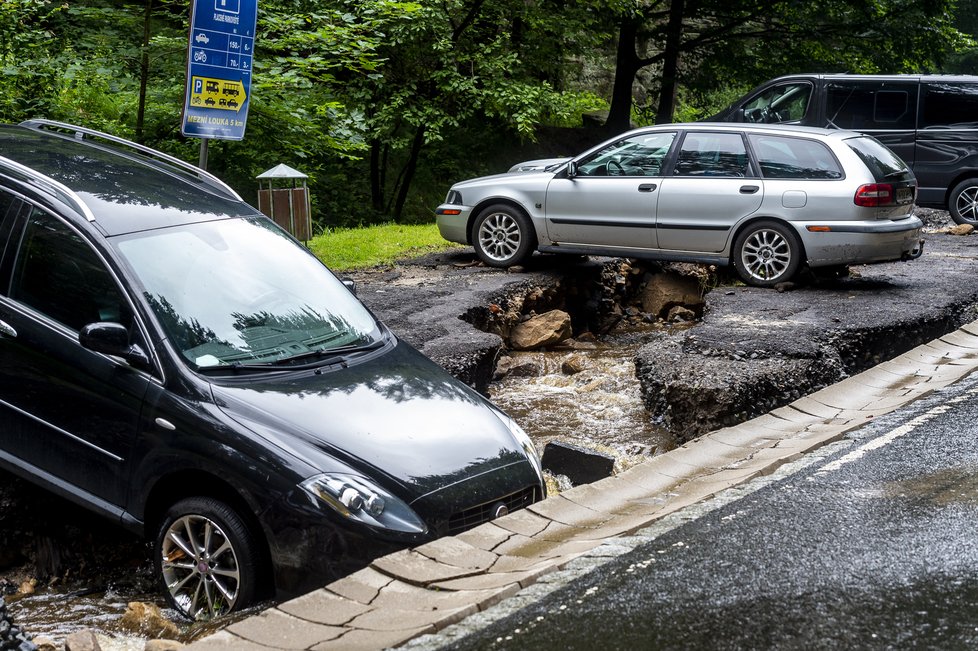 Poničené parkoviště po silných deštích nad vstupem do soutěsek v Hřensku na Děčínsku (18. 7. 2021)