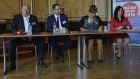 Debata Blesku z Ústeckého kraje: Vláda nás přehlíží. Zleva: Oldřich Bubeníček (KSČM), Michal Kučera (TOP 09), Drahomíra Miklošová (ODS) a Věra Nechybová (Pro Kraj).