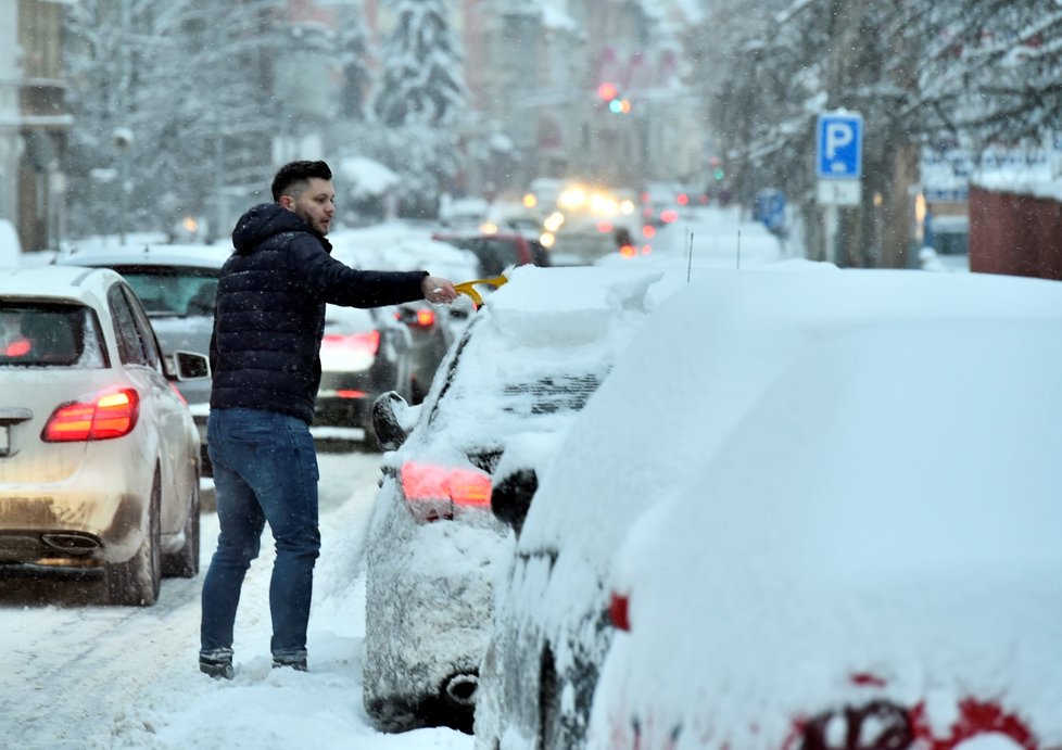 Sníh v Ústeckém kraji komplikoval dopravu (8.2.2021)