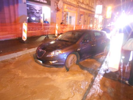 Kuriózní nehoda v Ústí nad Labem: Řidič s autem uvízl v čerstvém betonu na silnici.