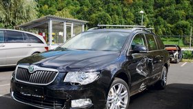 Škody na luxusním automobilu budou obrovské. Zloděj ho pořádně zdemoloval.