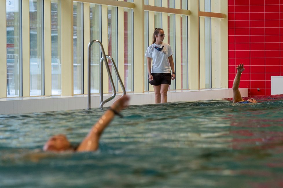 Plavčice kontroluje plavce v bazénu areálu Klíše v Ústí nad Labem, který se otevřel po uvolnění vládních opatření proti šíření koronaviru (3. 12. 2020)