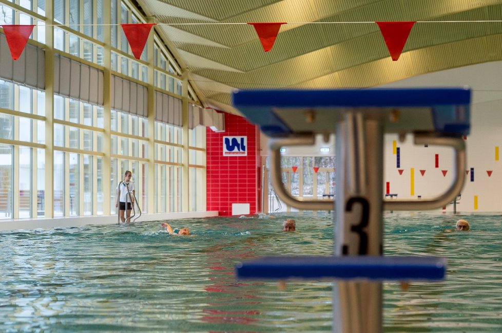 Lidé plavou v bazénu areálu Klíše v Ústí nad Labem, který se otevřel po uvolnění vládních opatření proti šíření koronaviru (3. 12. 2020).