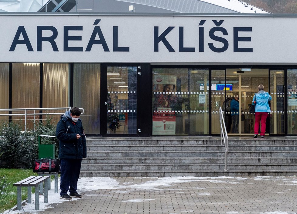 Lidé čekají před plaveckým areálem Klíše v Ústí nad Labem, který se otevřel po uvolnění vládních opatření proti šíření koronaviru (3. 12. 2020).