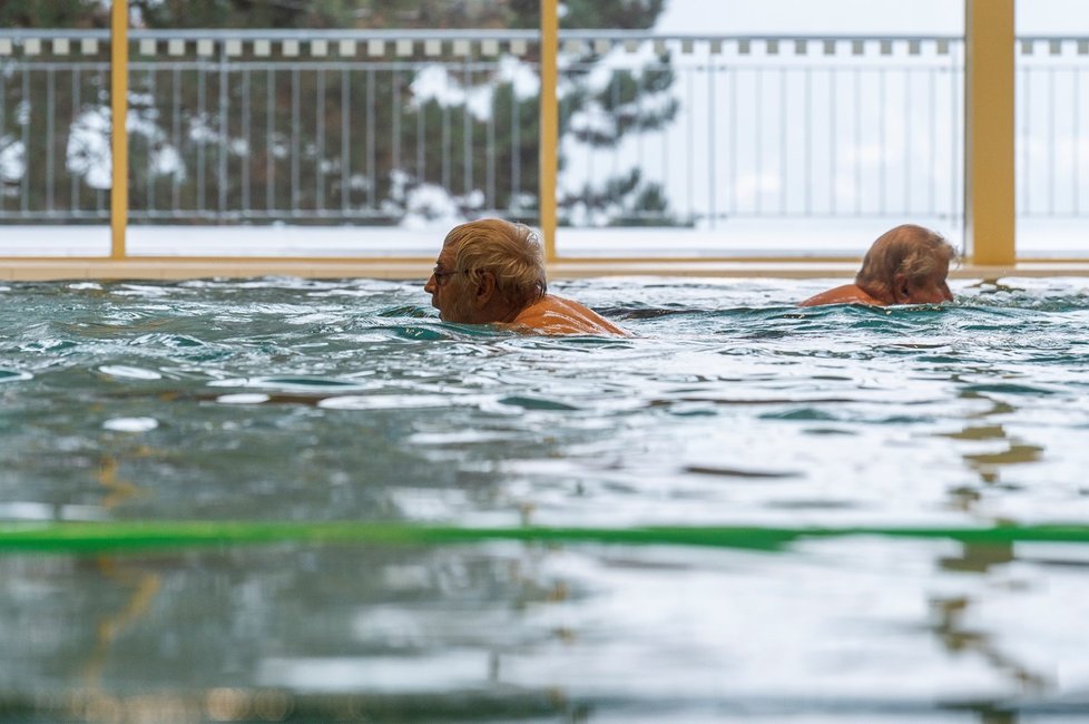 Lidé plavou v bazénu areálu Klíše v Ústí nad Labem, který se otevřel po uvolnění vládních opatření proti šíření koronaviru (3. 12. 2020).