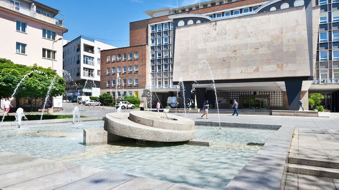 Koalice v Ústí nad Labem bývají nestabilní již delší dobu a v posledních několika volebních obdobích se rozpadají opakovaně. Na snímku je tamní Lidické náměstí. Koalice v Ústí nad Labem bývají nestabilní již delší dobu a v posledních několika volebních obdobích se rozpadají opakovaně. Na snímku je tamní Lidické náměstí.