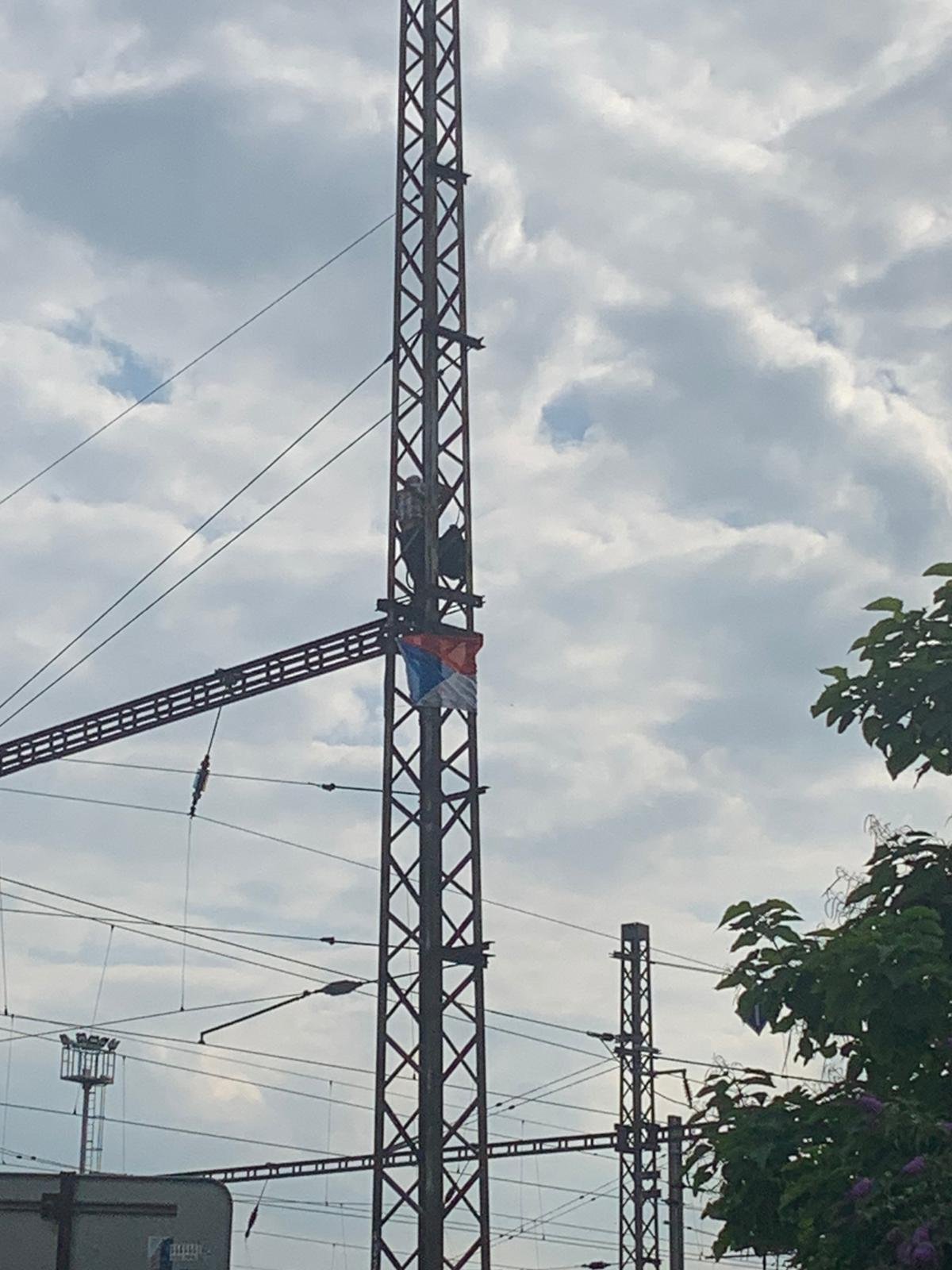 Muž v Ústí nad Labem vylezl na železniční stožár.