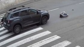 Po srážce tvrdě dopadla na zem…