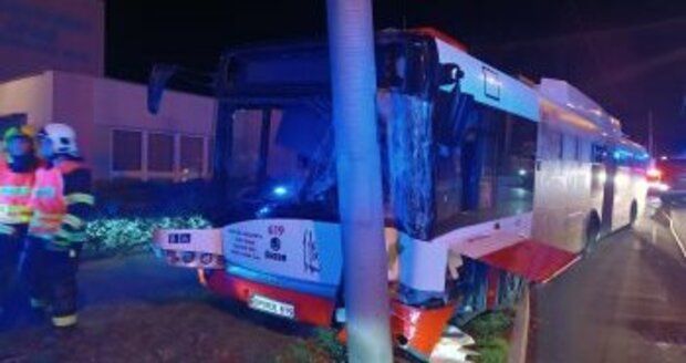 V Ústí nad Labem narazil trolejbus do sloupu, sedm lidí utrpělo zranění