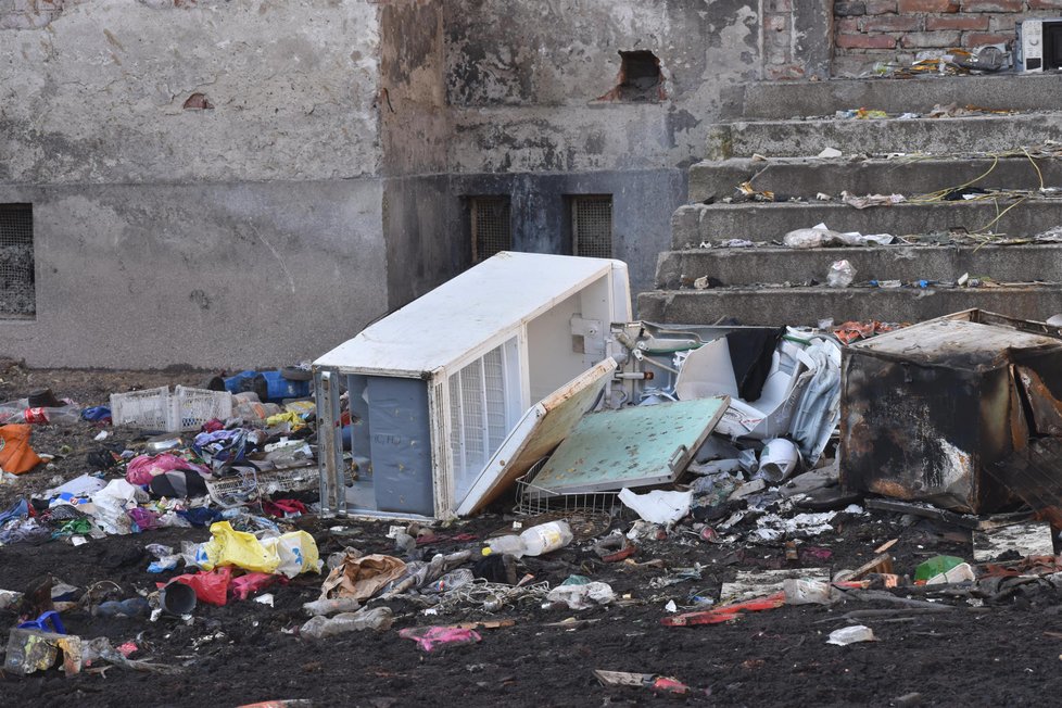 Vnitroblok ve Sklářské ulici opět zaplňují odpadky i staré spotřebiče