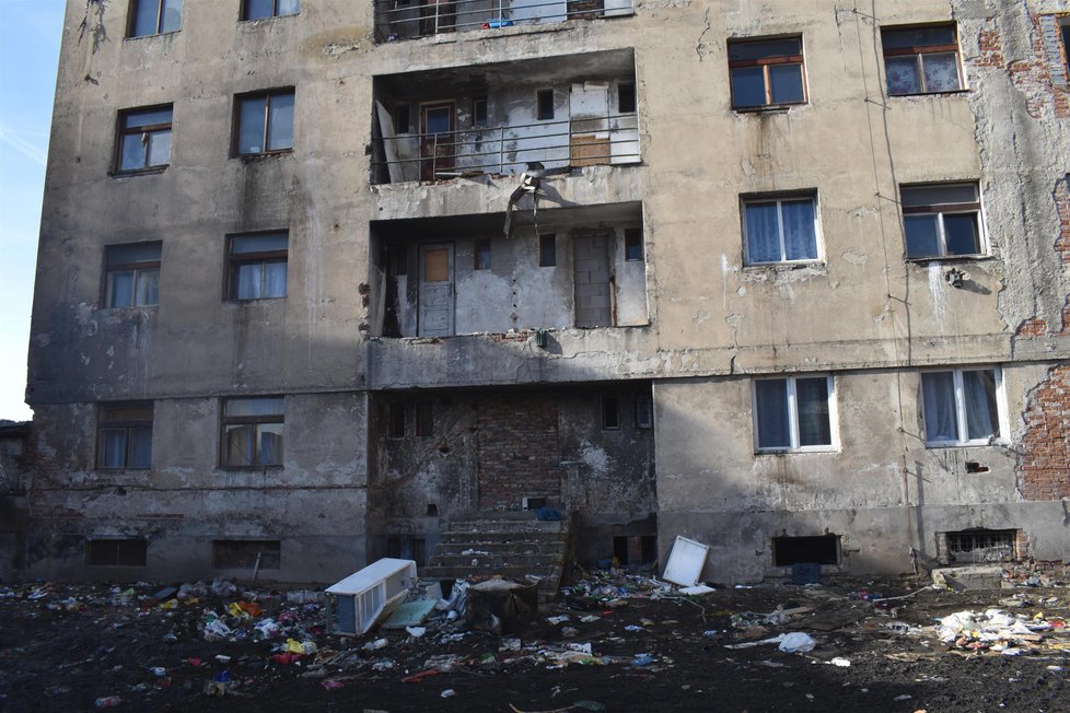 Ze tří oken tohoto domu lidé kálejí přímo z okna. Údajně totiž nemají vodu a někde dokonce ani záchodovou mísu