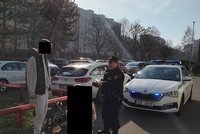 Osamělá holčička v pyžámku a bačkůrkách na sídlišti v Ústí: Chtěla za kamarádkou ze školky