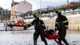 Povodně hrozí na desítkách míst v Česku. Hladina Labe na dolním toku stoupá