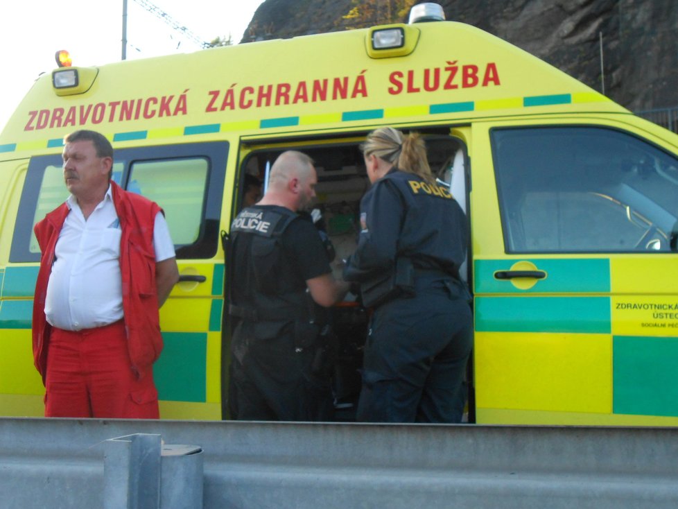 Záchranáři pak muže odvezli do nemocnice.